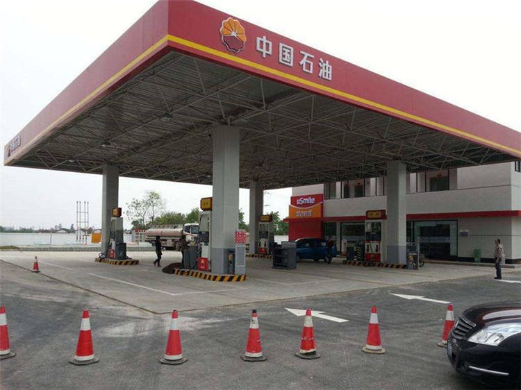 加油站是指為汽車和其它機動車輛服務的、零售汽油和機油的補充站，一般為添加燃料油、潤滑油等。