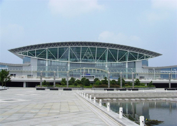 會展中心網架通常比較有藝術氣息，可觀賞性強，