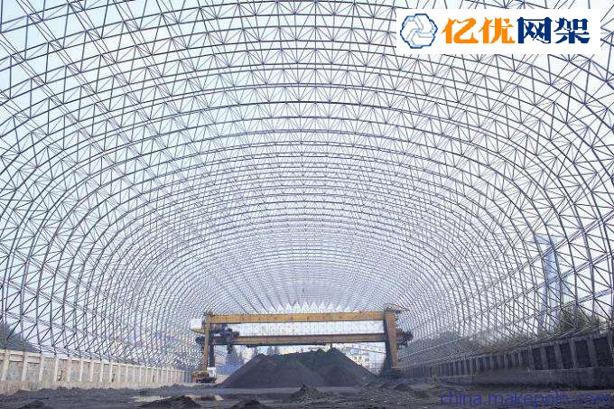 供儲存某些物品的簡易建筑物，一般沒有或只有部分圍壁。