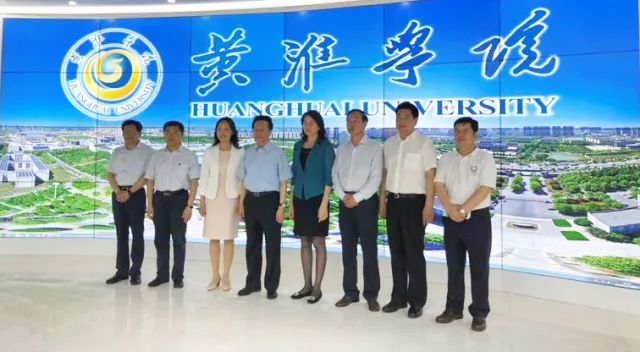 中華職業教育社理事長陳昌智、河南省副省長霍金花一行參觀展廳